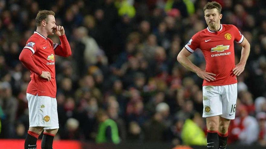 Rooney y Carrick, durante un partido de la Premier League. // Peter Powell