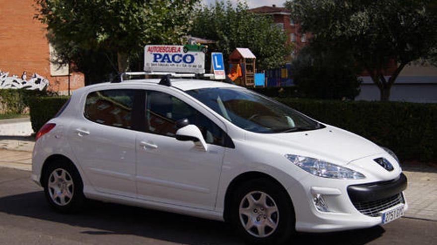 Un coche de la autoescuela Paco.