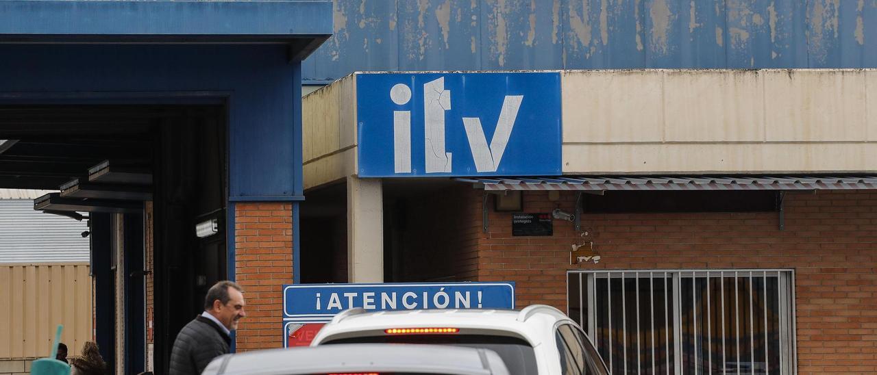 Coches pasando la ITV, en una imagen de archivo.