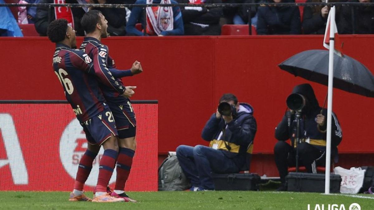 Íker Losada celebra su gol en el Pizjuán en la primera parte