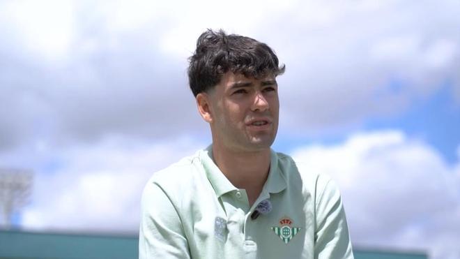 El canterano bético Iván Corralejo se deshace en elogios a su familia: "Todo lo que logre es gracias a ellos, verlos feliz es mi felicidad"