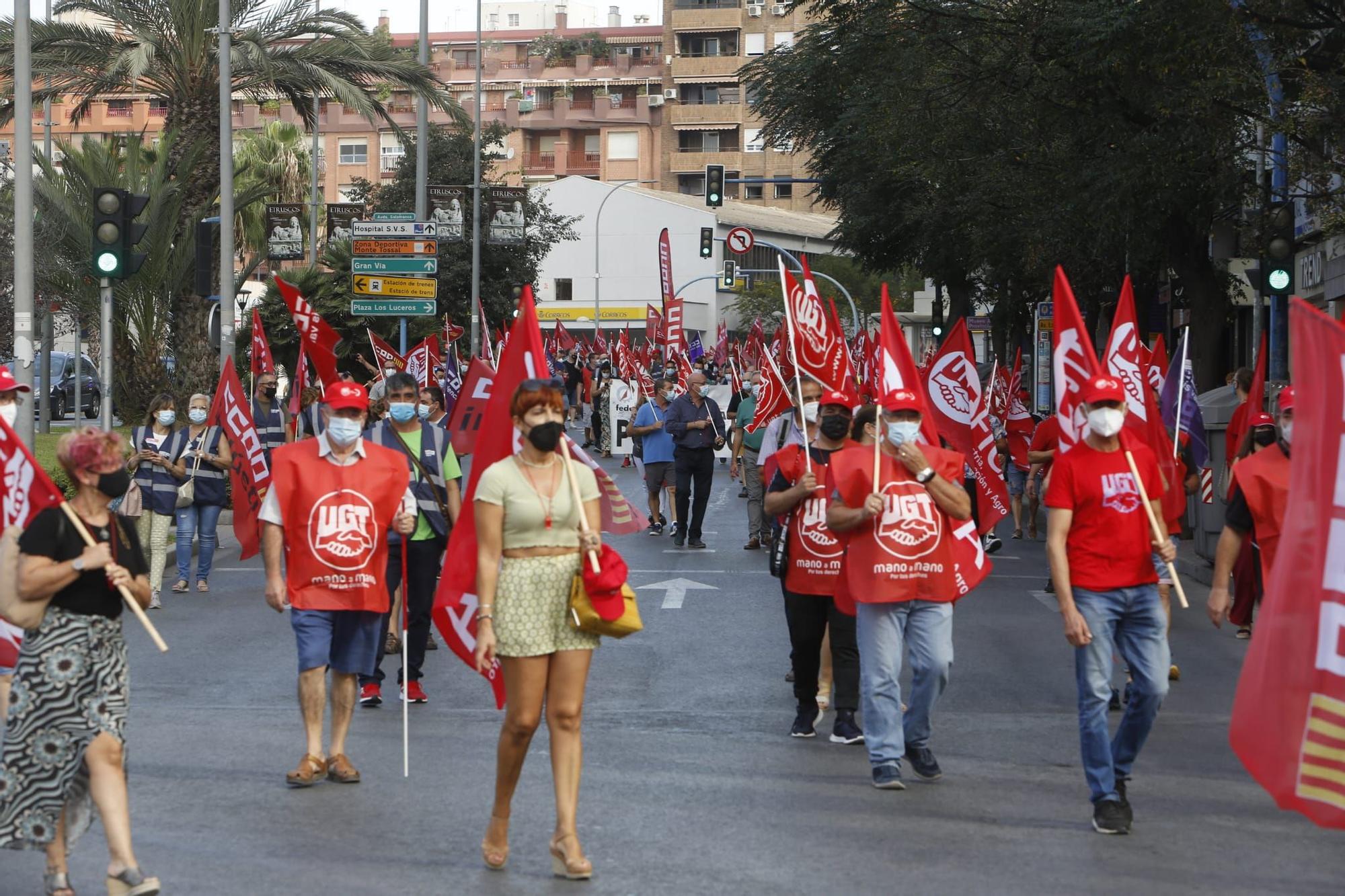 Los trabajadores del metal de Alicante se manifiestan para exigir el desbloqueo del convenio