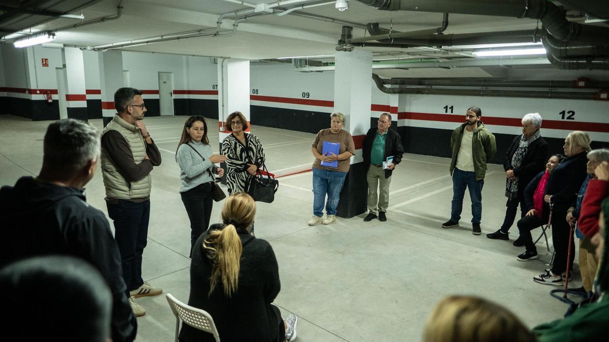 Los concejales de Patrimonio y Suroeste y Viviendas Municipales, en la reunión con los vecinos afectados.