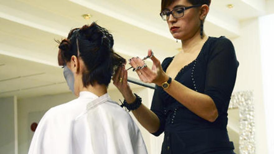 La postura a la hora de cortar el pelo es muy importante para prevenir dolencias.