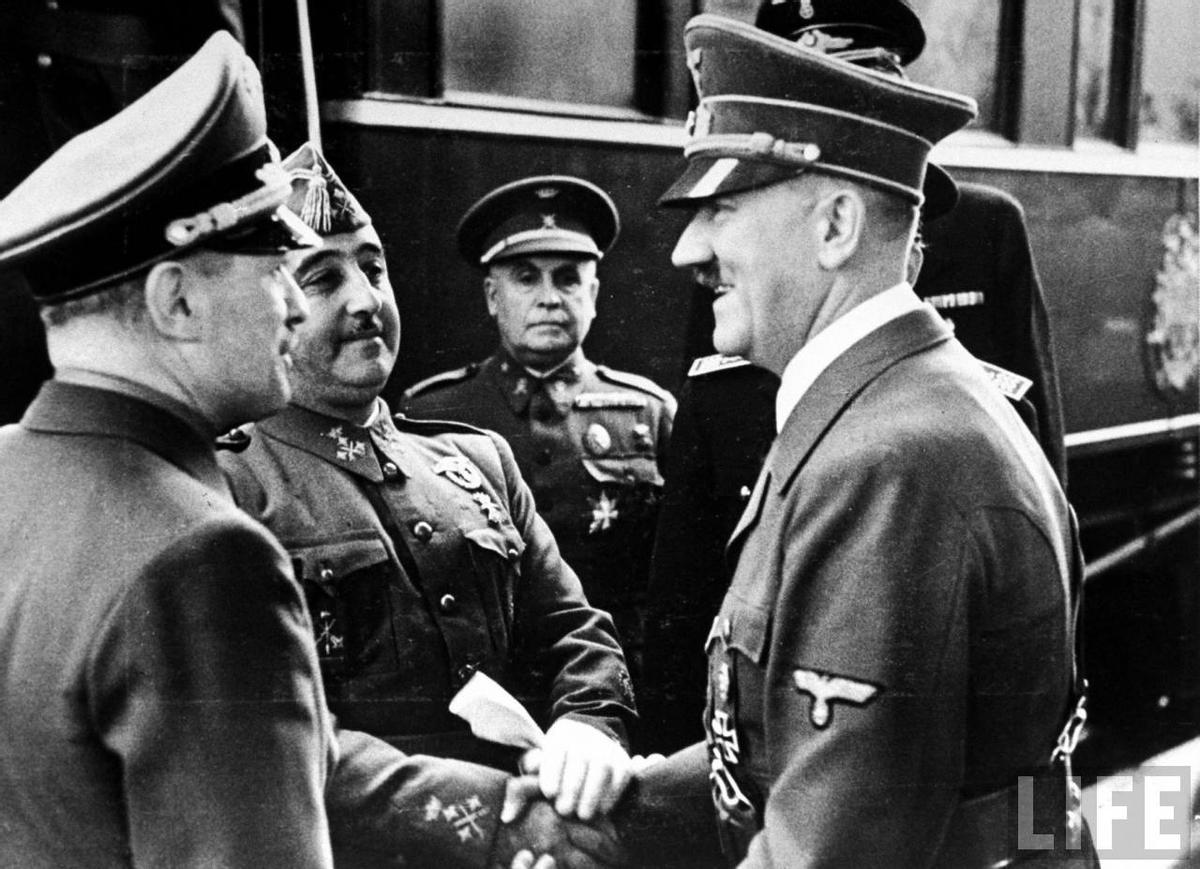 Saludo entre Francisco Franco y Adolf Hitler en la estanción de Hendaya en 1940.
