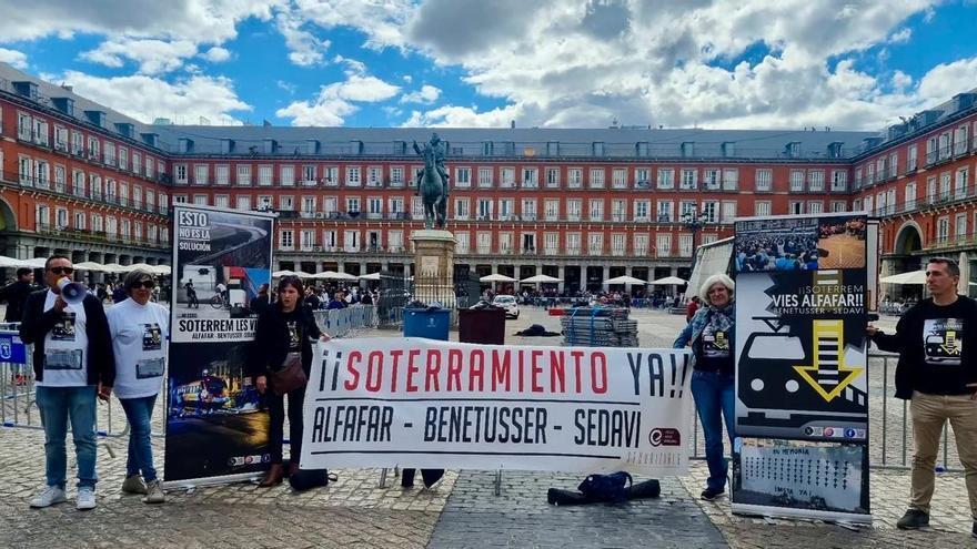 Protesta de la Plataforma por el soterramiento de Alfafar en Madrid