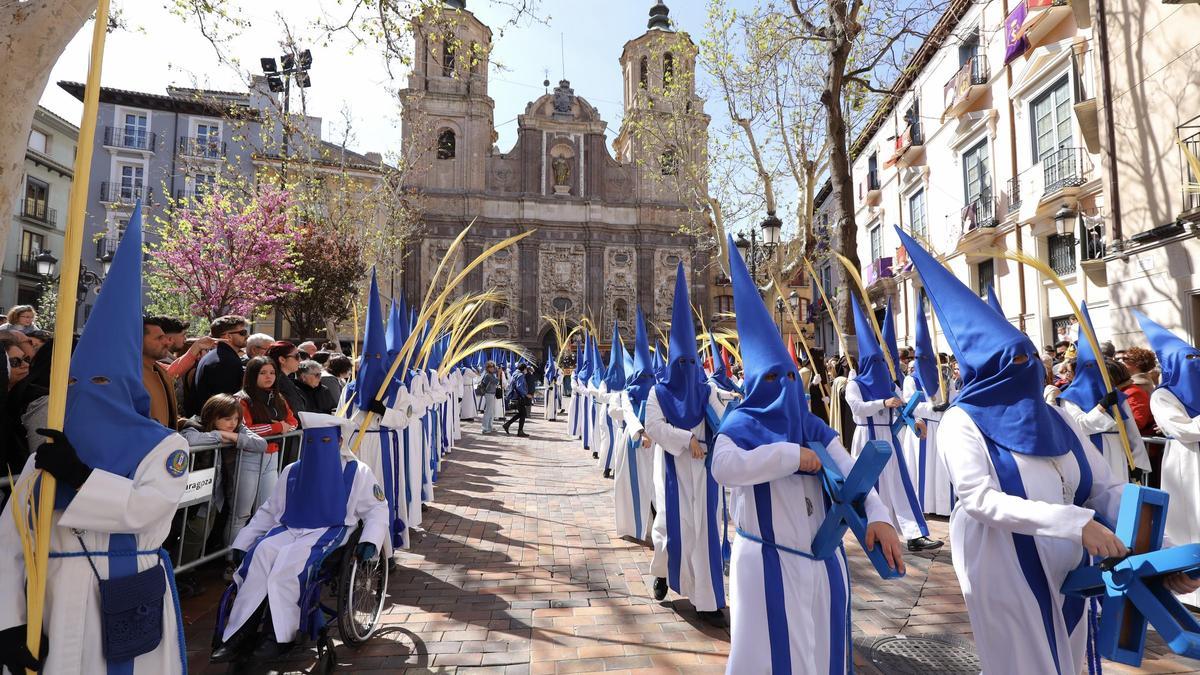 Los cofrades de La Entrada de Jesús a Jerusalén, a su salida de la iglesia de San Cayetando de Zaragoza, ayer por la mañana.