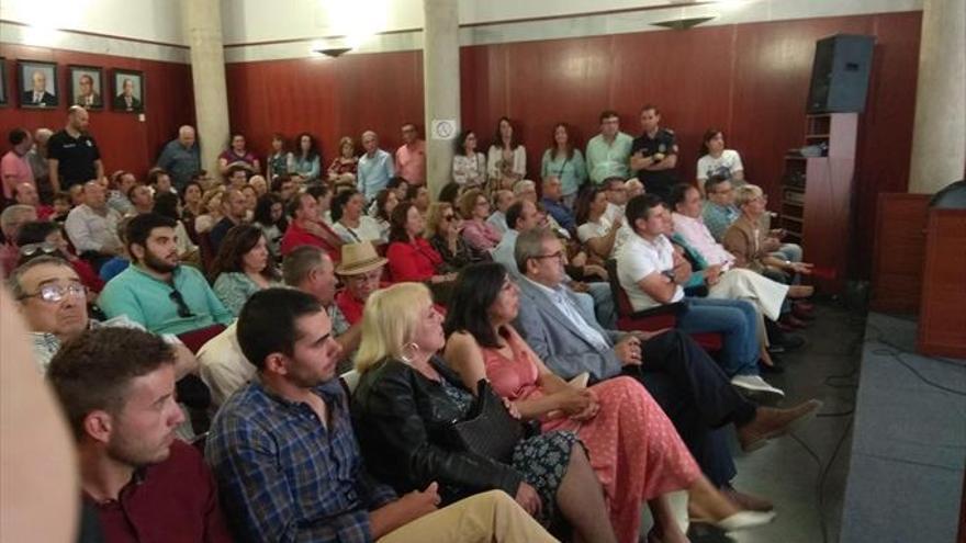 El PSOE abre expediente a sus concejales por pactar con el PP
