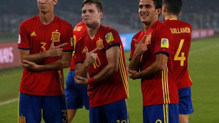 Gómez, Miranda y Jaume celebran el segundo gol de España en la final.