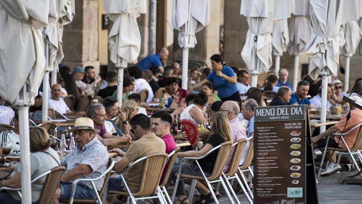 Extremadura revisará el horario de bares y terrazas tras 30 años sin cambios