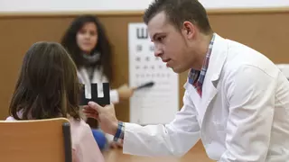 Los niños madrileños, sin ayudas para gafas: la Comunidad está pendiente de renovarlas y el Gobierno de aprobarlas