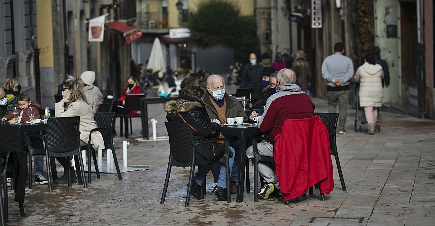 Una terraza hostelera de la calle del Peso, llena de gente durante la mañana de ayer. | Miki López