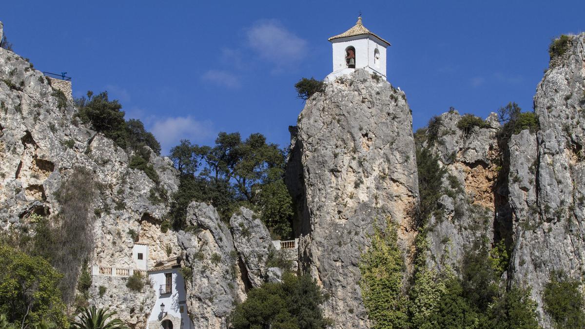 El campanario situado encima de la montaña es un emblema de la población.