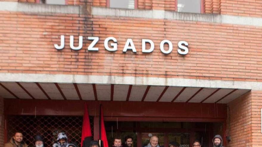 La manifestación a las puertas del Juzgado de lo social.