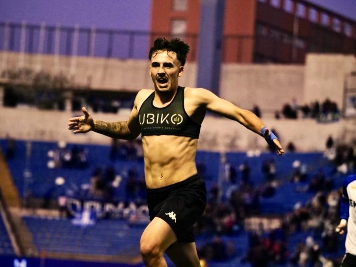 Rafaël de Palmas festeja el gol del triunfo del Hércules frente al Juventud Torremolinos, en Alicante.