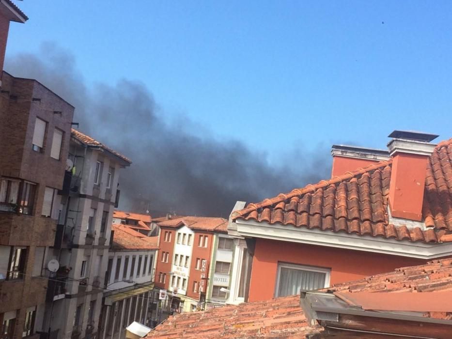 Dos heridos al explotar una lancha en el puerto de Llanes