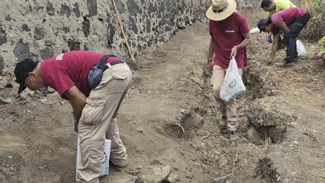 Arqueólogos e investigadores en los trabajos del ingenio de Las Longueras.