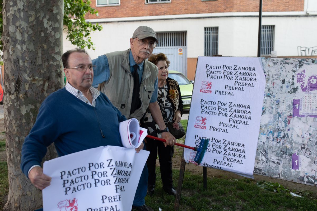 Pegada simulada de carteles de las elecciones municipales en Zamora