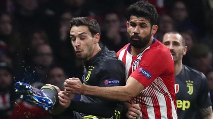 Diego Costa en acción con Mattia De Sciglio durante el partido ante el Juventus.