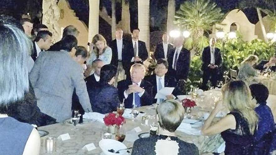 Gabinete de crisis abierto al público | Un comensal que el sábado estaba en el comedor principal de Mar-a-Lago, el club floridano propiedad del presidente de EE UU, fotografió a Trump y al &quot;premier&quot; nipón, Shinzu Abe, en plena reacción al lanzamiento de un misil norcoreano. La imagen ha generado fuerte polémica.