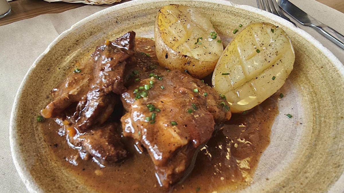 Las costillas de cerdo a la cazuela del menú del día del restaurante Cal Gausac.