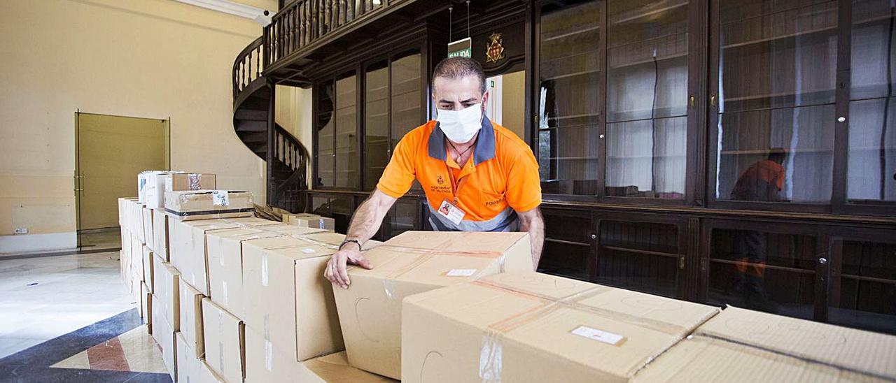 Traslado de libros y muebles de la biblioteca Carles Ros, situada en la Casa Vestuario de la Plaza de la Virgen, que ahora será para el Tribunal de las Aguas.