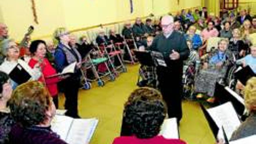 El coro El Pandero canta villancicos para los mayores