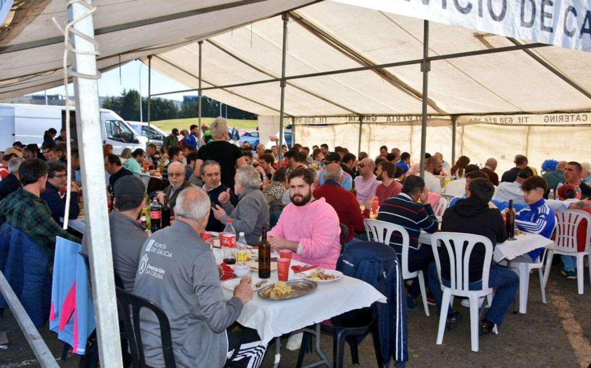 Más de un centenar de aficionados disfrutaron del Gran Cocido de Carnaval organizado por el club. COMPOS