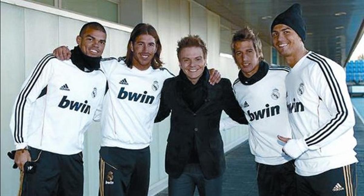 Teló, amb Pepe, Sergio Ramos, Coentrao i Cristiano Ronaldo, a la ciutat esportiva de Valdebebas, el mes passat. A sota, amb una samarreta blanca.
