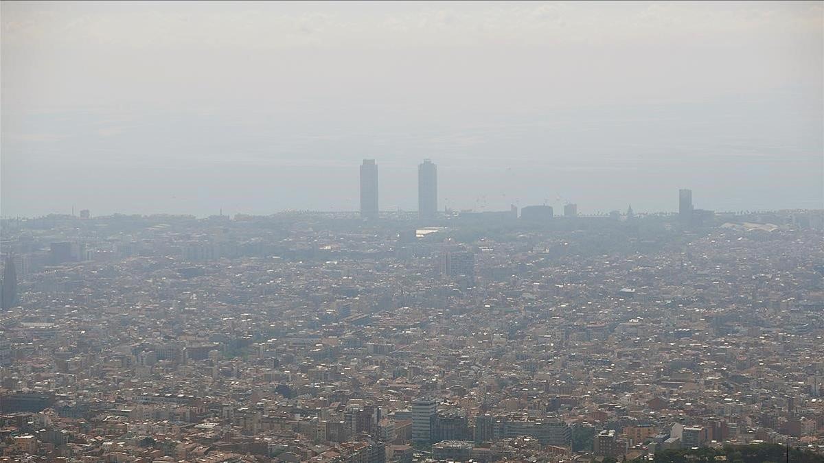 Una boina de contaminación cubre Barcelona, el 25 de julio del 2019.