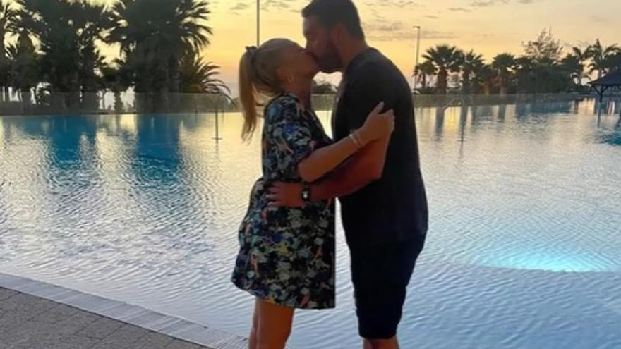 Belén Esteban confía en el poder renovador de Tenerife tras su accidente y disfruta de sus vacaciones junto a su marido