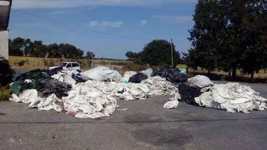 Plásticos agrícolas acumulados en Rodeiro para su recogida.