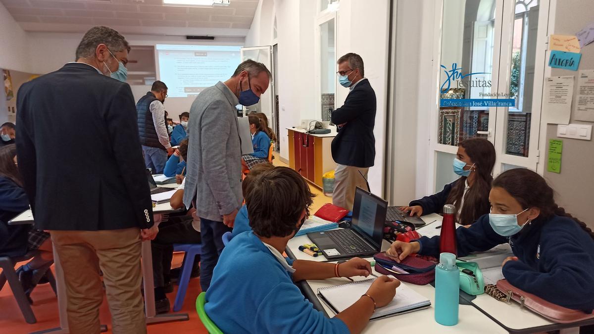 Juan Pablo Venero visita las aulas cooperativas del colegio San José.