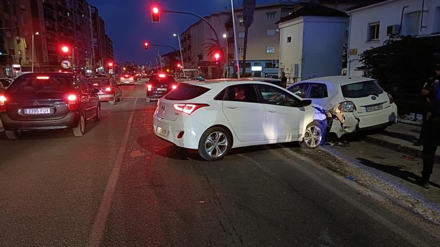 Una conductora choca con cuatro coches estacionados tras perder el control en la autopista de Badajoz