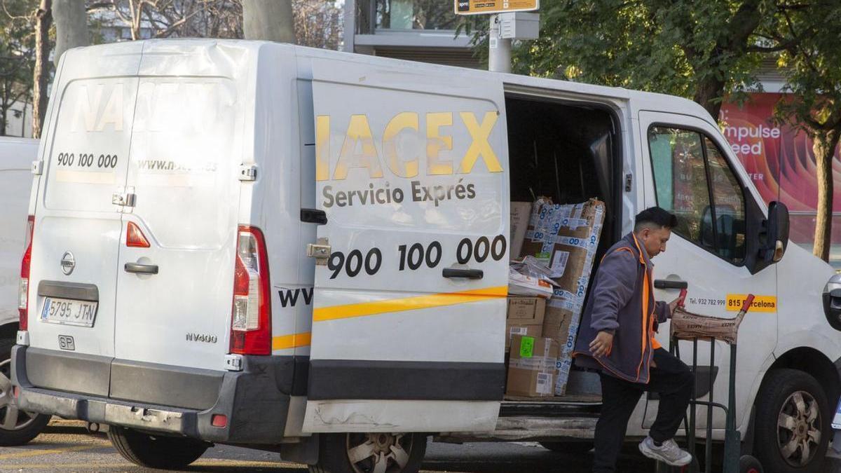 Un repartidor de paquets, en una imatge d'arxiu.