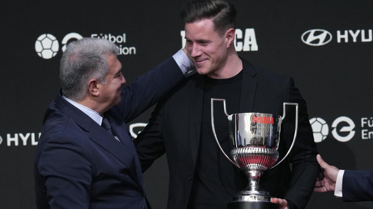 Laporta entrega el trofeo Ricardo Zamora del diario Marca a Ter Stegen como mejor portero de la Liga 22-23.