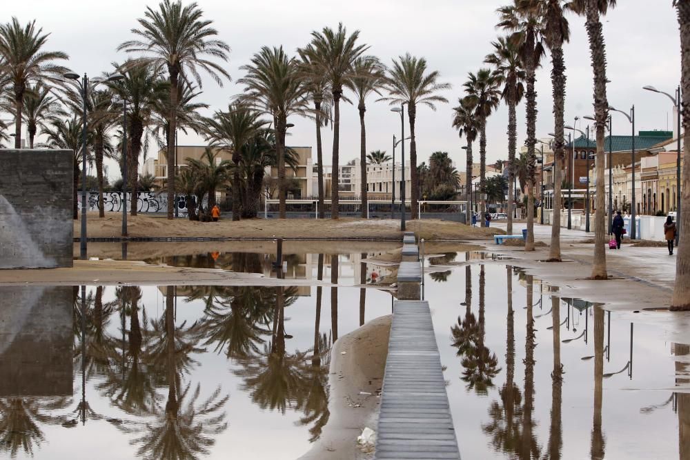 Destrozos en la playa de la Patacona