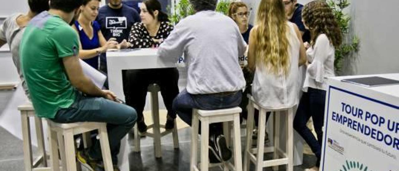 Los jóvenes participan, entre ayer y hoy, en talleres donde se les anima a proponer ideas empresariales y a presentarlas como proyectos.