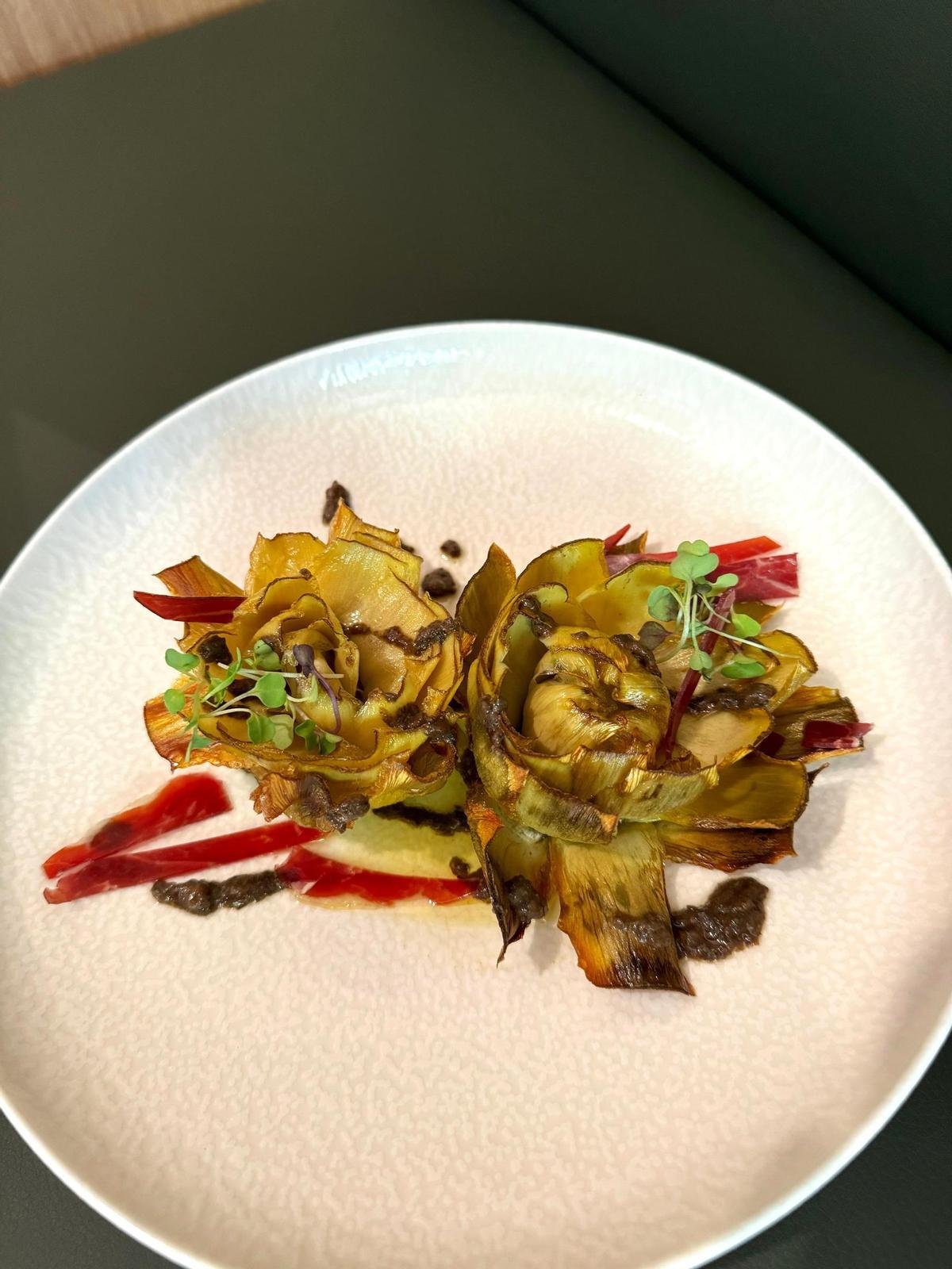 Alcachofas con jamón y foie, uno de los platos más destacados de su carta.