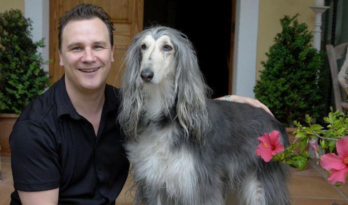 Guido Maria Kretschmer am Eingang seiner ehemaligen Villa auf Mallorca.