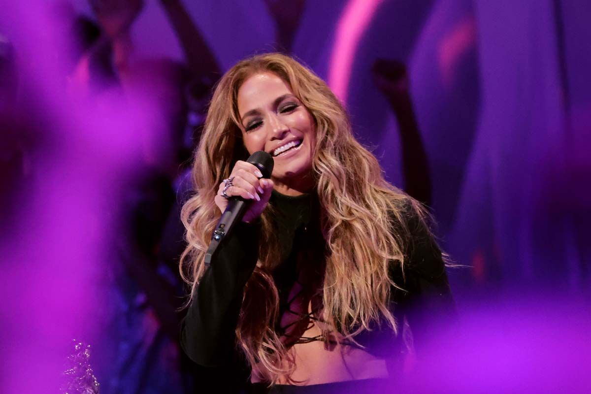 Jennifer Lopez, con melenón, durante su actuación en los MTV Video Music Awards 2021