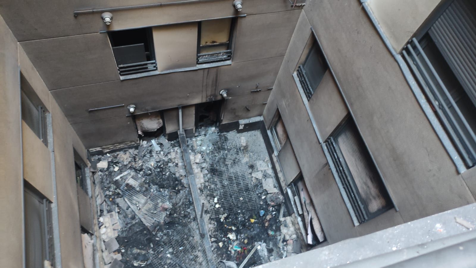 La Brigada Científica analiza el origen del incendio en el edificio okupa de Zaragoza