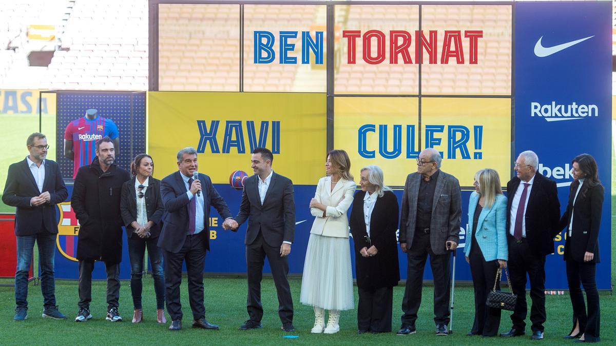 La familia Hernández y Cunillera, la esposa de Xavi, sobre el césped del Camp Nou.