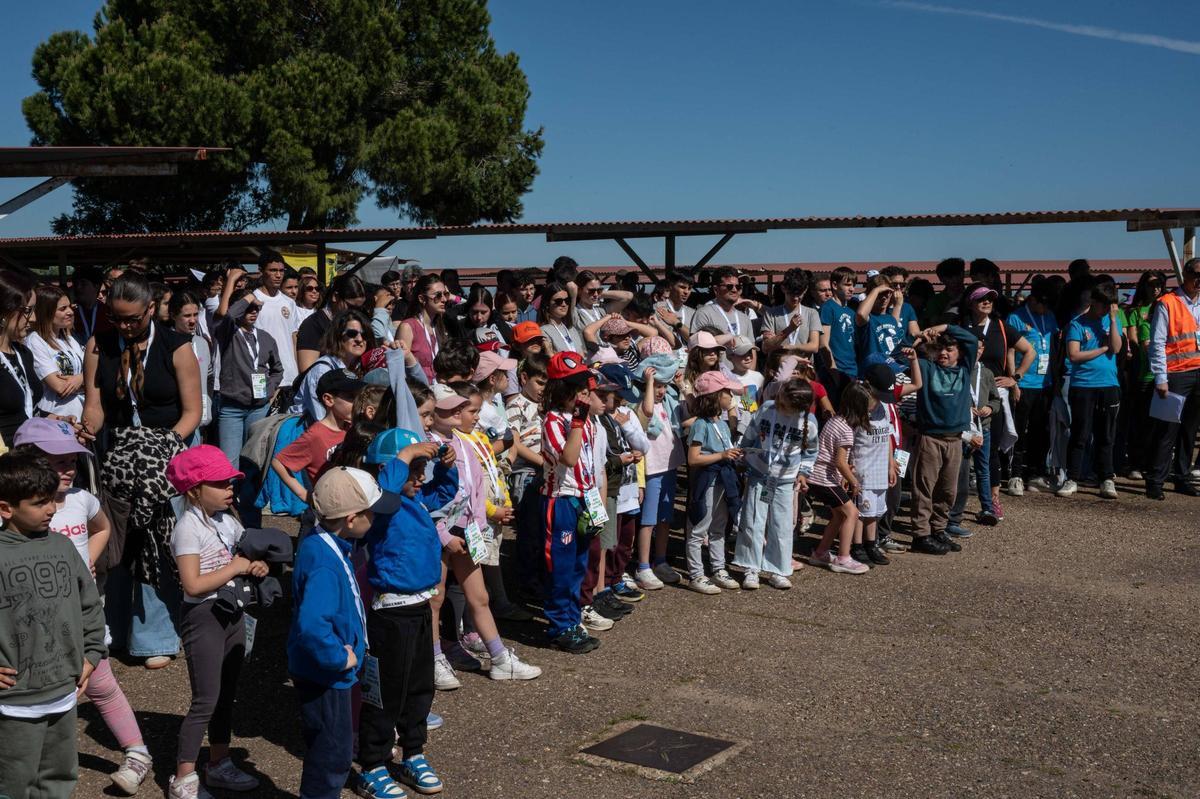 Fotogalería | Dos cohetes y 400 escolares convierten la base de Talavera la Real en un gran aula aeroespacial Fotogalería | Dos cohetes y 400 escolares convierten la base de Talavera la Real en un gran aula aeroespacial