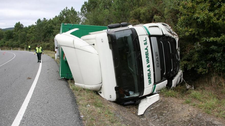 El conductor de un camión de cerdos sin carga resulta herido tras volcar en Agolada