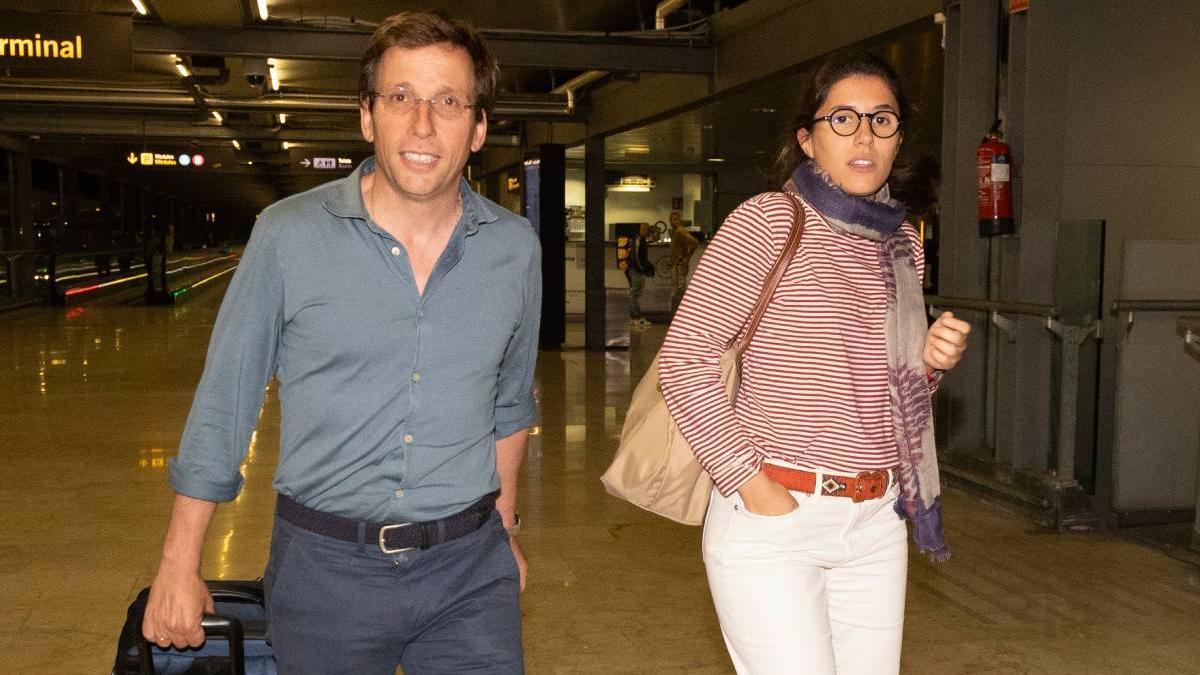 Zapatillas todoterreno, calcetines de colores y camiseta a rayas: el sorprendente look de Teresa Urquijo para volver de su luna de miel con Almeida