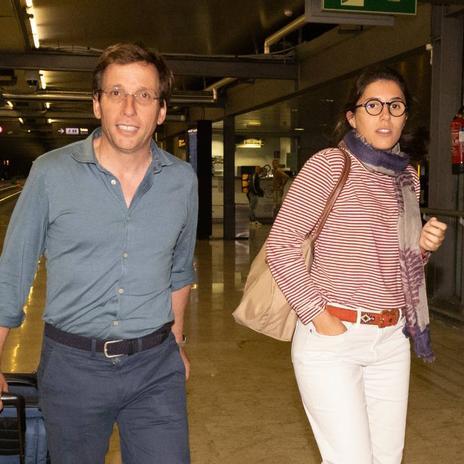 Zapatillas todoterreno, calcetines de colores y camiseta a rayas: el sorprendente look de Teresa Urquijo para volver de su luna de miel con Almeida