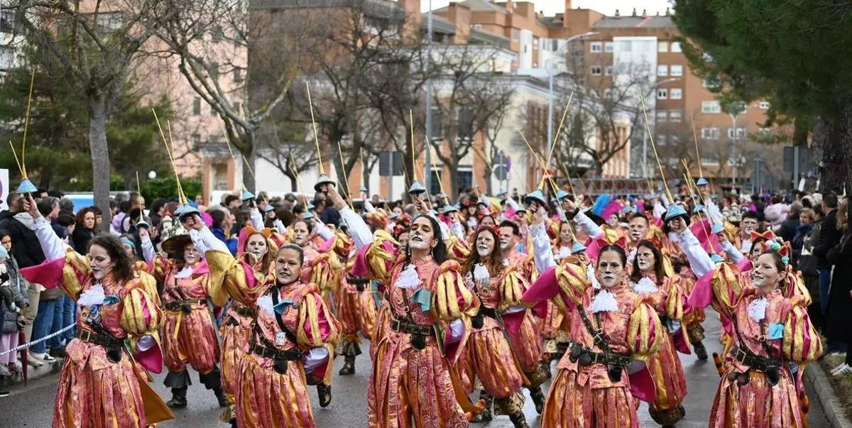 Una comparsa durante el desfile en Valdepasillas, en el Carnaval de 2025.