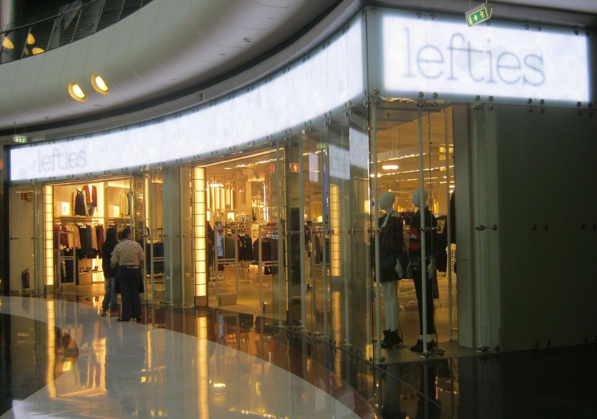 Exterior de la tienda Lefties en su inauguración en 2013
