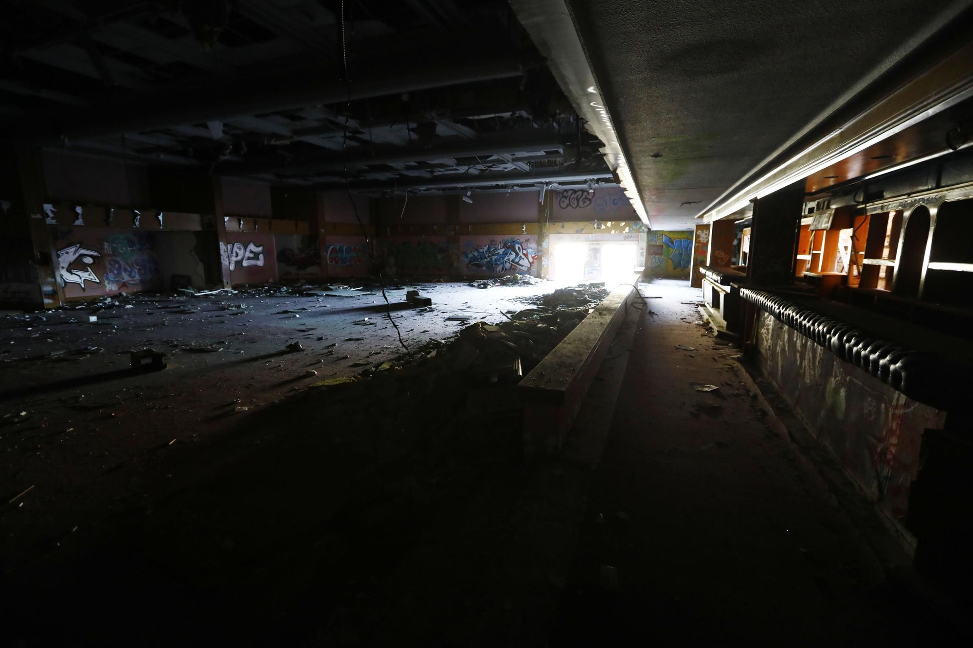 Así se encuentra el abandonado casino Montesblancos, en Alfajarín